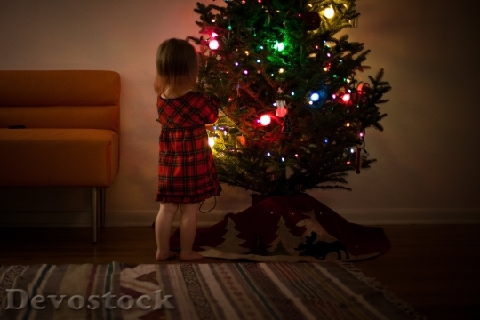 Devostock Girl Christmas Tree Lights 4K