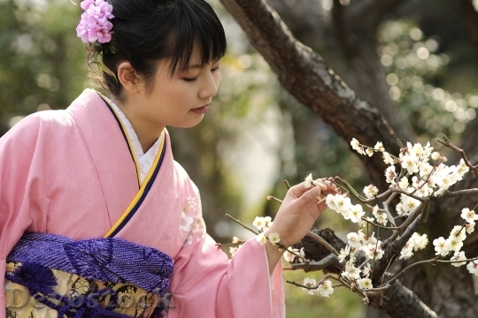 Devostock JAPANESE Girl Traditional Dress KIMONOS Flower