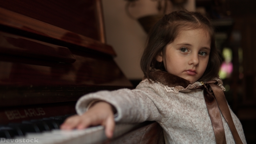 Devostock Little Girl Piano Sad 4K