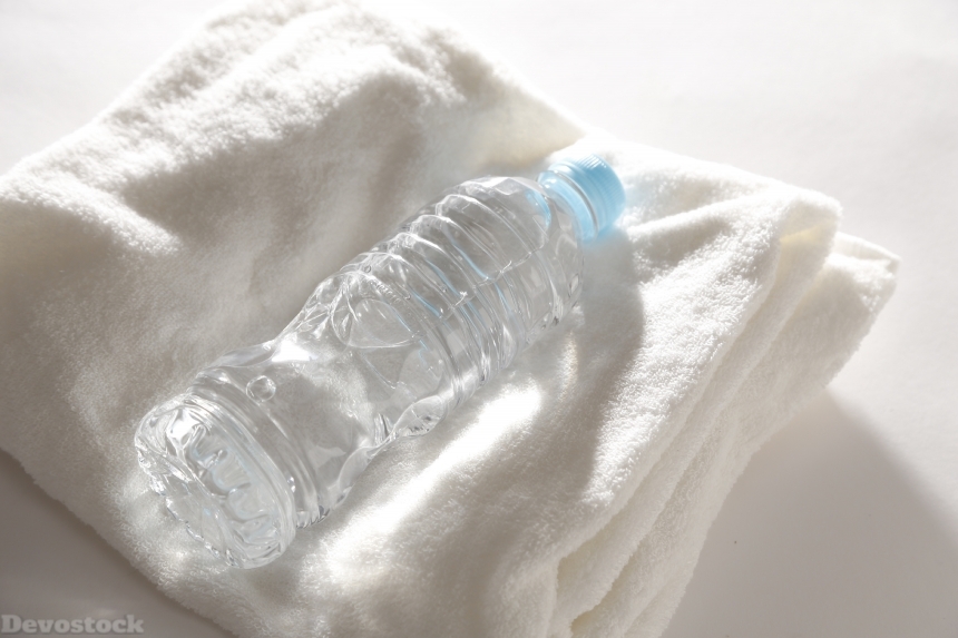 Devostock Sport Training Plastic Bottle Water Towel Shower 4k