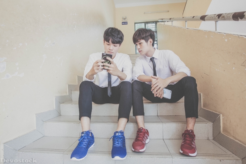 Devostock Taiwanese Two School Boys Mobiles 4k