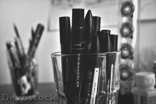 Devostock Black And White Glass Pens 31366 4K