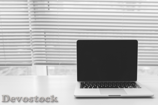Devostock Black And White Laptop Macbook 3406 4K