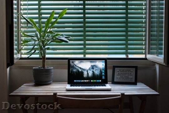 Devostock Desk Laptop Macbook Pro 129711 4K