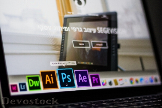 Devostock Desk Laptop Macbook Pro 69392 4K