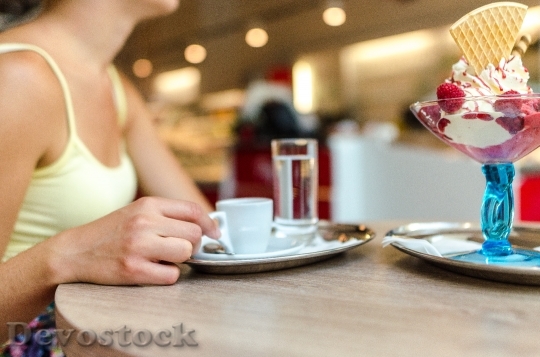 Devostock Food Restaurant Woman 135253 4K
