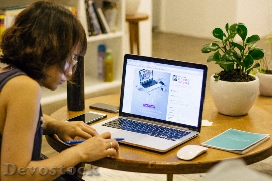 Devostock Woman Desk Macbook Pro 6861 4K