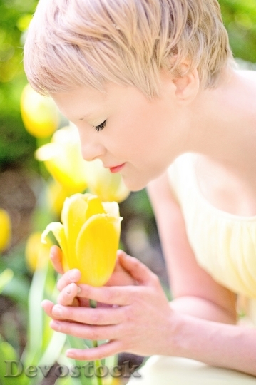 Devostock Woman Flowers Yellow 3706 4K