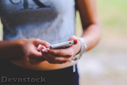 Devostock Woman Hand Smartphone 611 4K