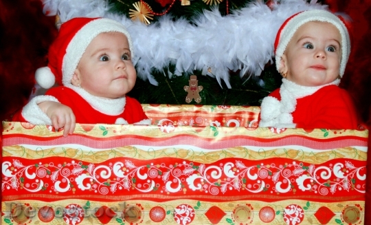 Devostock Sisters Twin ChristmasGift 4K