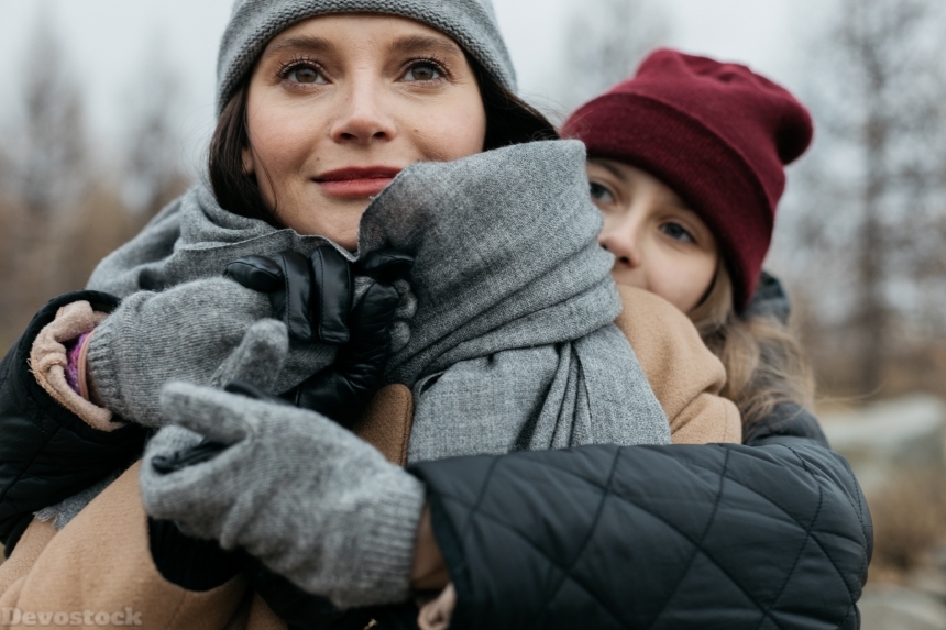 Devostock Autumn Mother Daughter Love Family Hug Hat 4K