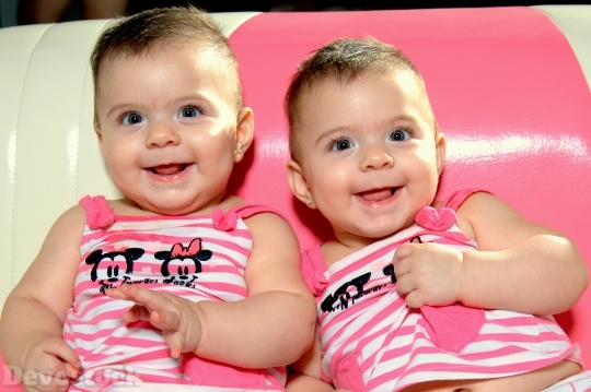 Devostock Baby Twins Smile 507335 4K