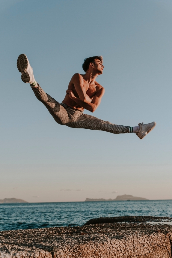 Devostock Sport Action Beach Daylight Man High Jump Flex 4k