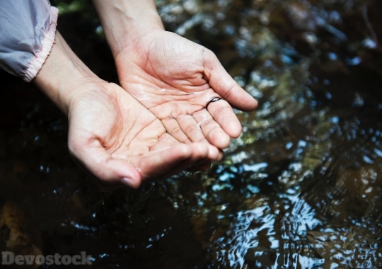 Devostock Woman Wash Hands Water Leak 4k