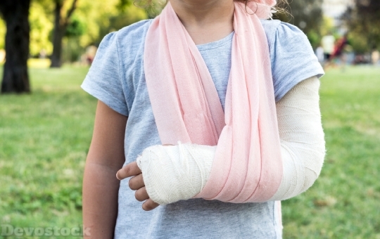 Devostock Child with broken hand