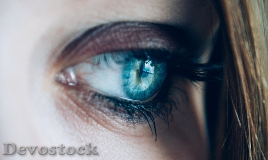 Devostock close-up-eye-eyelashes-110321