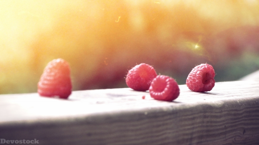 Devostock Delicious red sweet raspberry (8)