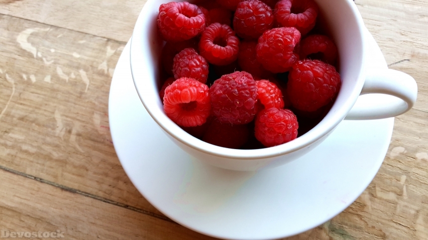 Devostock Delicious red sweet raspberry (9)