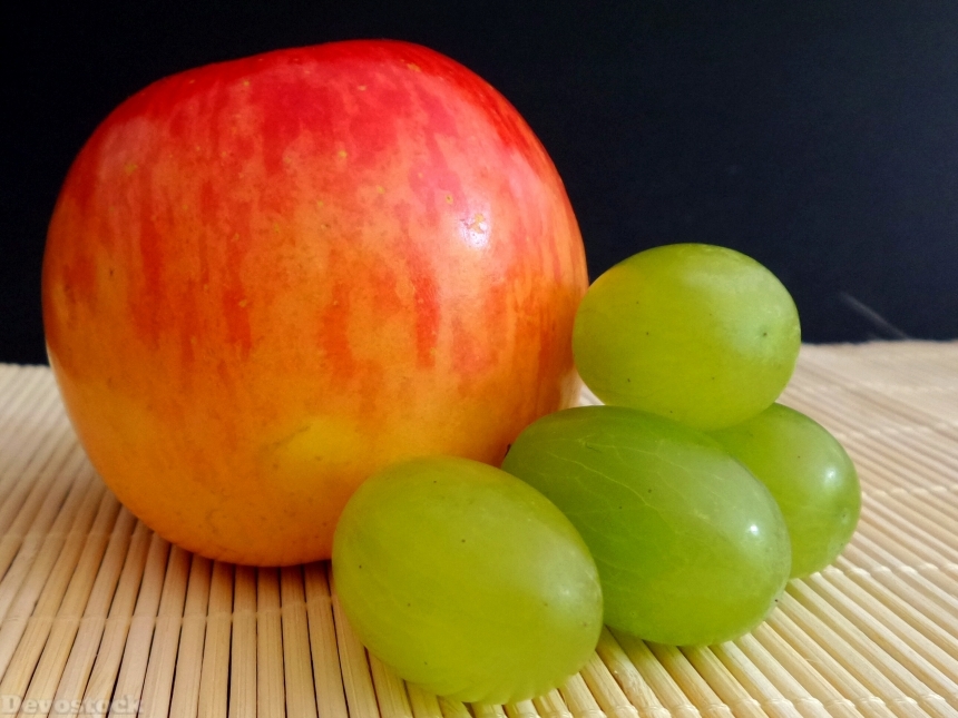 Devostock Apple Apple Tree Grape
