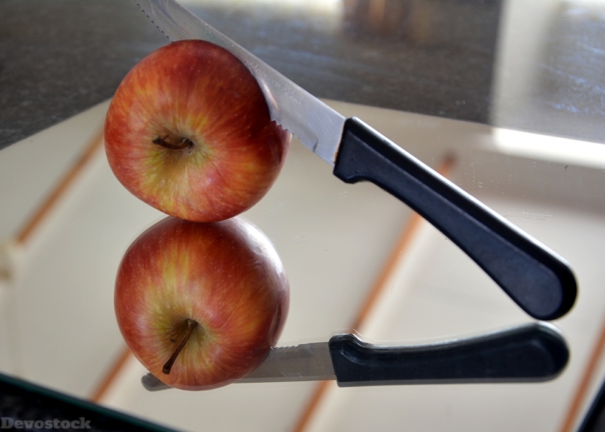 Devostock Apple Fruit Knife Reflection