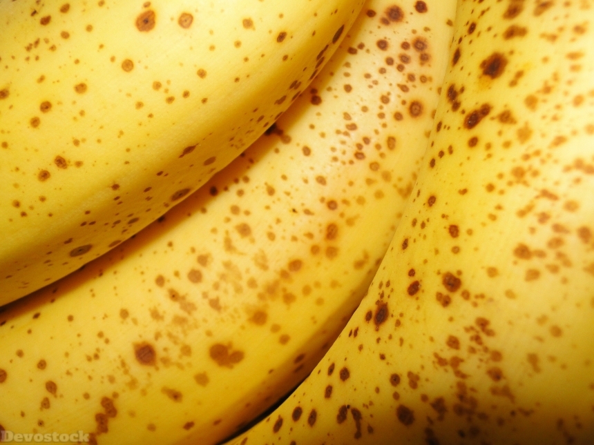 Devostock Bananas Yellow Spots Ripe