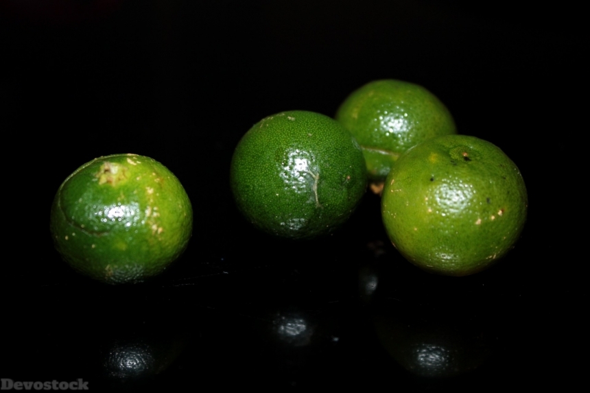 Devostock Calamansi Fruit Round Green