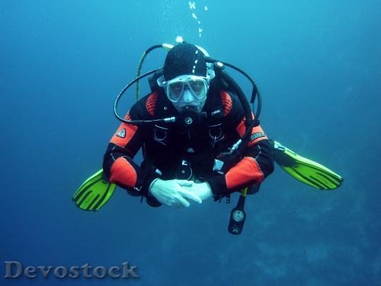 Devostock Divers Scuba Divers Diving Underwater 37530.jpeg