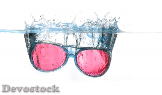 Devostock Glasses Water Spray Water Surface 55745.jpeg