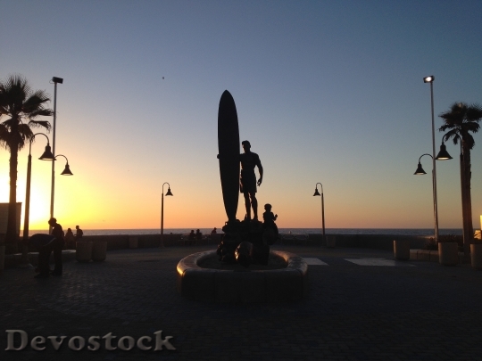 Devostock Statue Surfer California Tropical