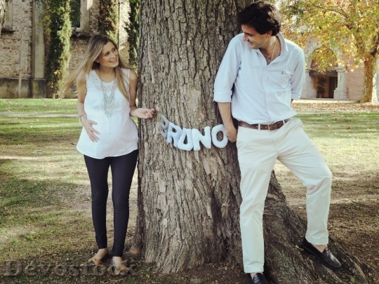 Devostock Happy couple in front of a tree