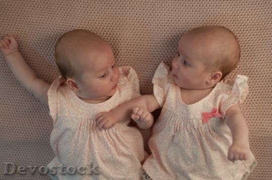 Devostock Twin baby girls