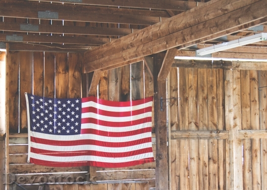 Devostock American Flag Hanging Barn