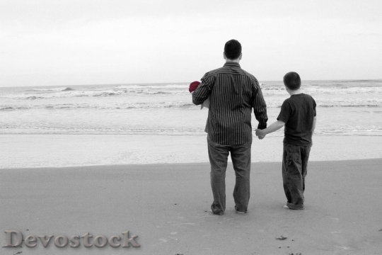 Devostock Beach Ocean Family Dad