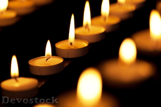 Devostock Bright Burn Candle Candlelight