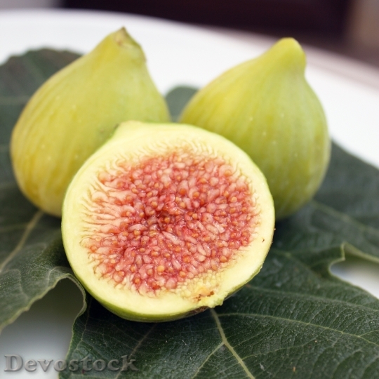 Devostock Figs Fruit Half Leaf