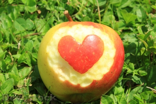 Devostock Fruit Apple Heart Fruits