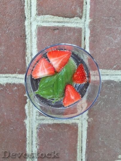 Devostock Fruit Water Strawberry Basil