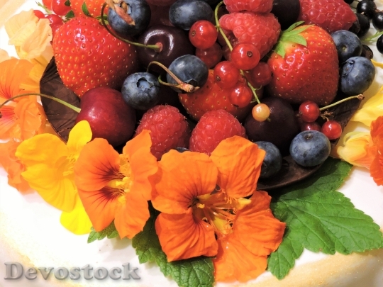 Devostock Fruits Nasturtium Strawberry Cherry