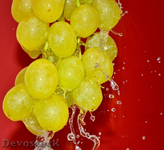 Devostock Grape Cluster Grapes Pouring