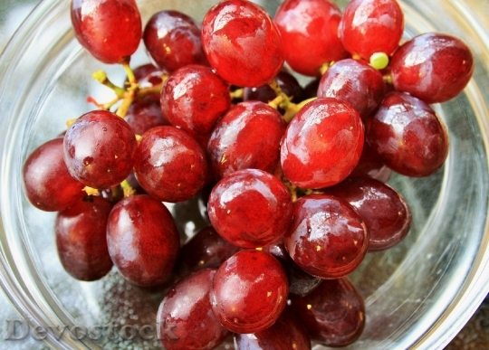 Devostock Grapes Red Wet Bunch
