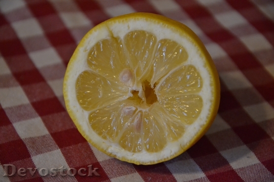 Devostock Lemon Butterfly Goes Fruit 0