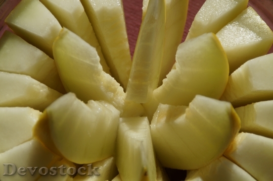 Devostock Melon Cantaloupe Sliced Yellow