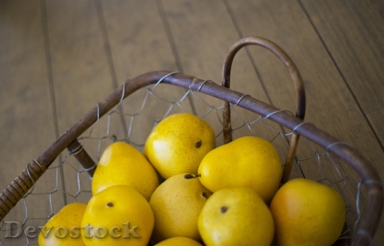 Devostock Pear Basket Wood Table