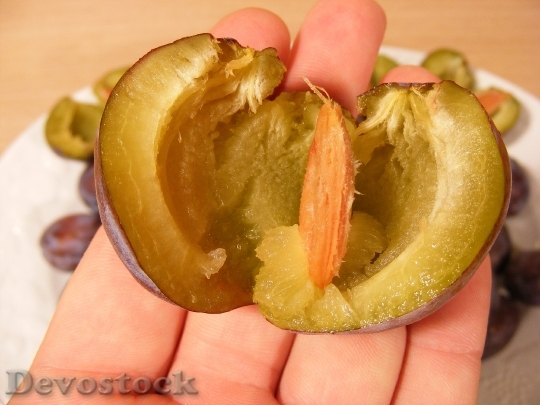 Devostock Plum Halved Peeled Fruit
