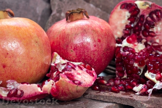 Devostock Pomegranate Fruit Cores Red