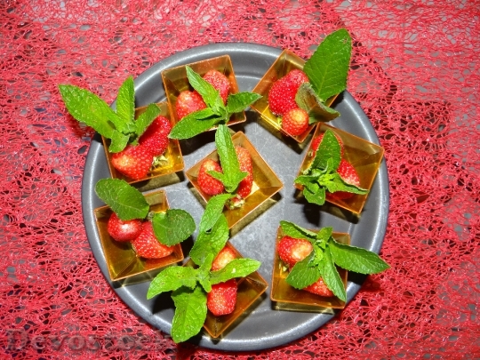 Devostock Strawberries Garden Mint Red