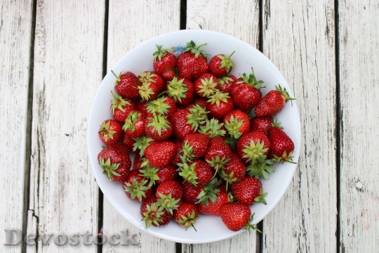 Devostock Strawberries Table Bowl White