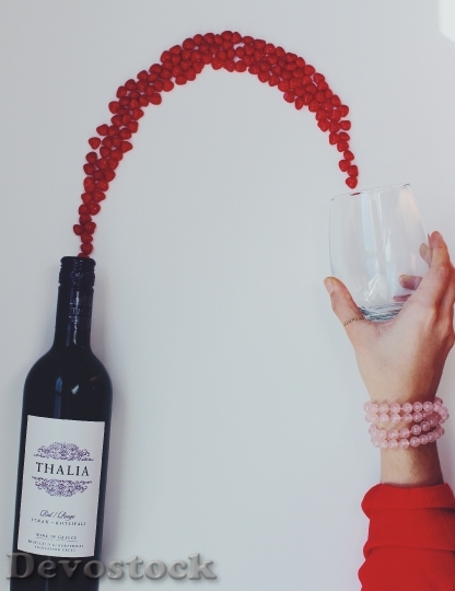 Devostock Wine Flowing Wine Glass
