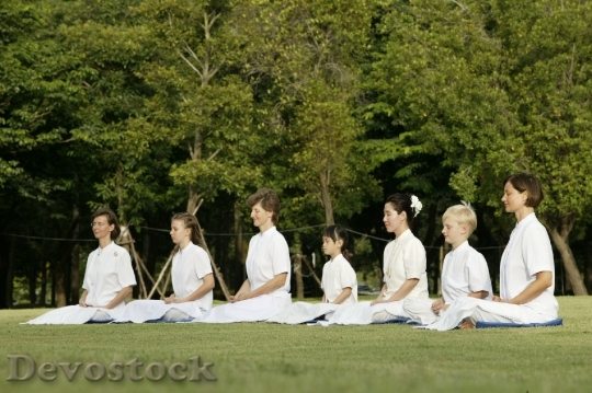 Devostock Women Family Buddhist Meditate 0