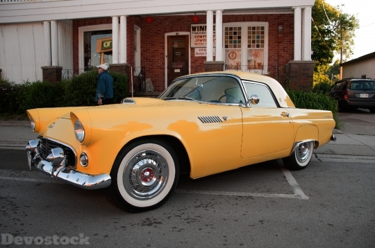 Devostock Yellow Ford Thunderbird Auto